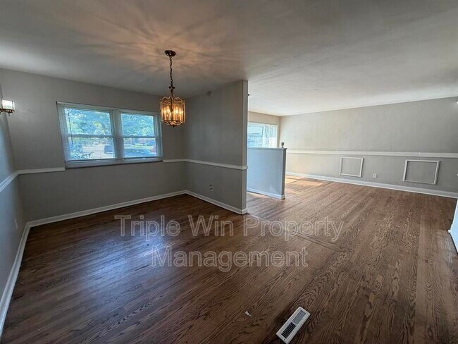 Building Photo - 1570 Mendell Dr