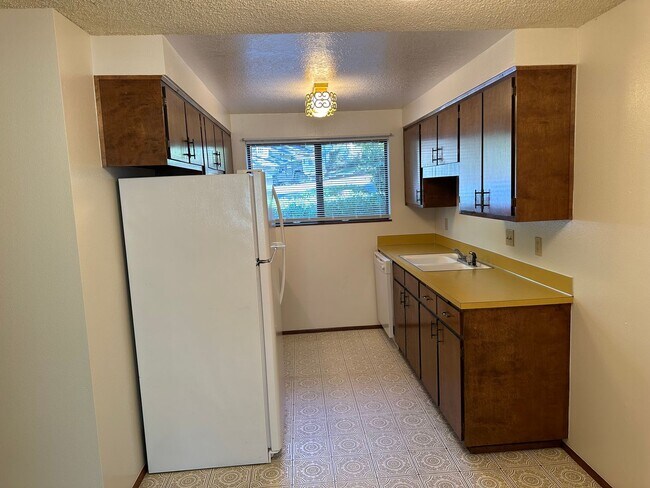 Building Photo - 2 bedroom 1.5 bathroom duplex in quiet Thu...