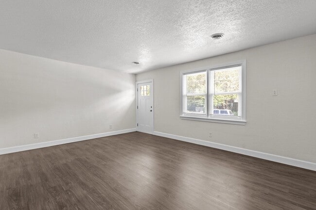Building Photo - Cozy 2-Bedroom Duplex Apartment in Norfolk