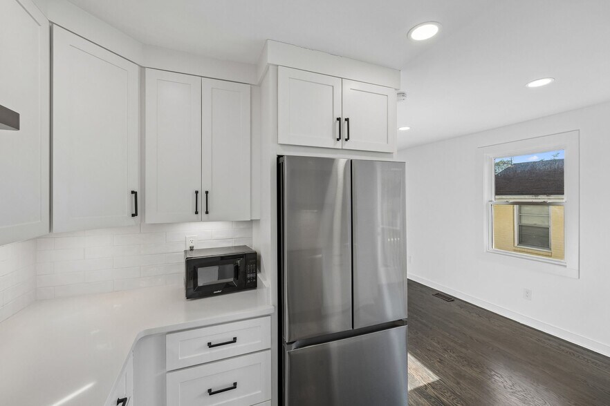 Building Photo - 902 Broadmoor Dr