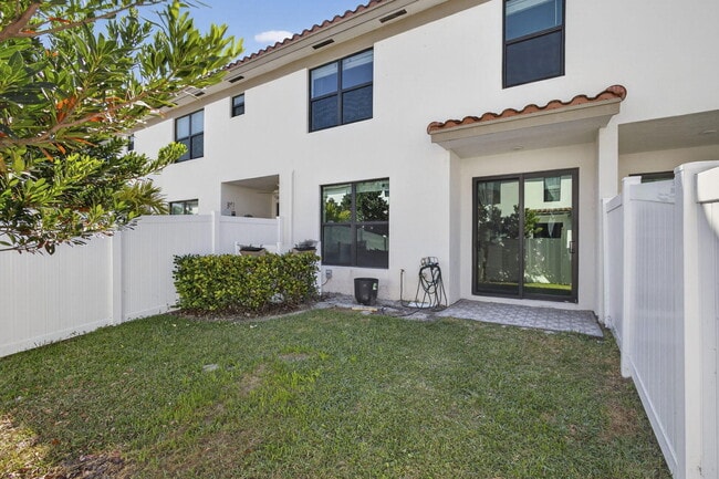 Building Photo - 4408 Hemlock Dr