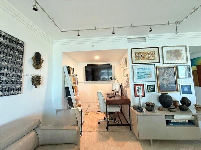 Building Photo - 1800 N Bayshore Dr