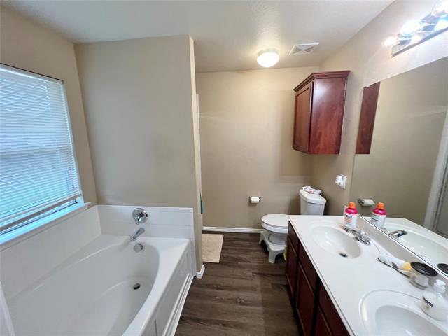 Building Photo - 1923 Pin Oak Ln