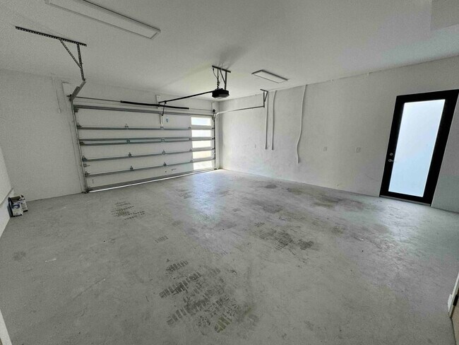 Building Photo - 2402 N Ola Ave