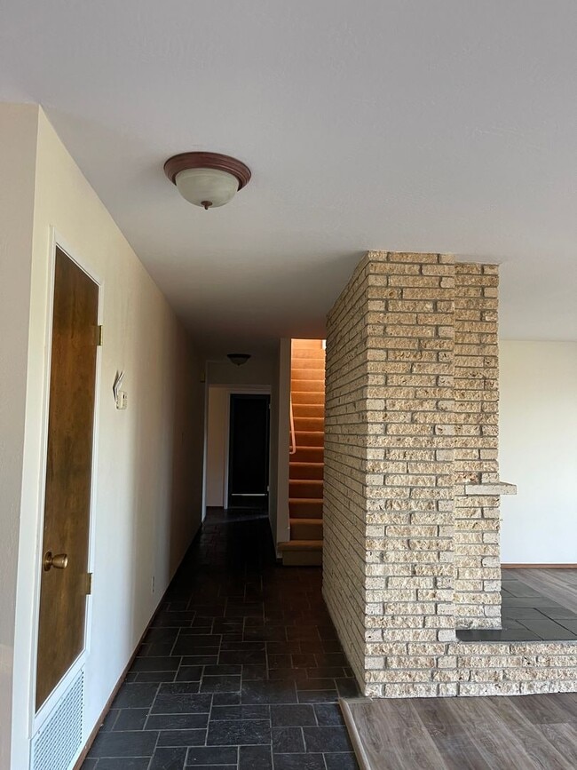 Building Photo - 8311 Buckingham Dr