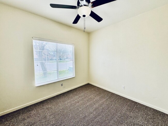 Building Photo - REDUCED! Cozy 3 Bedroom 2 Bath Home