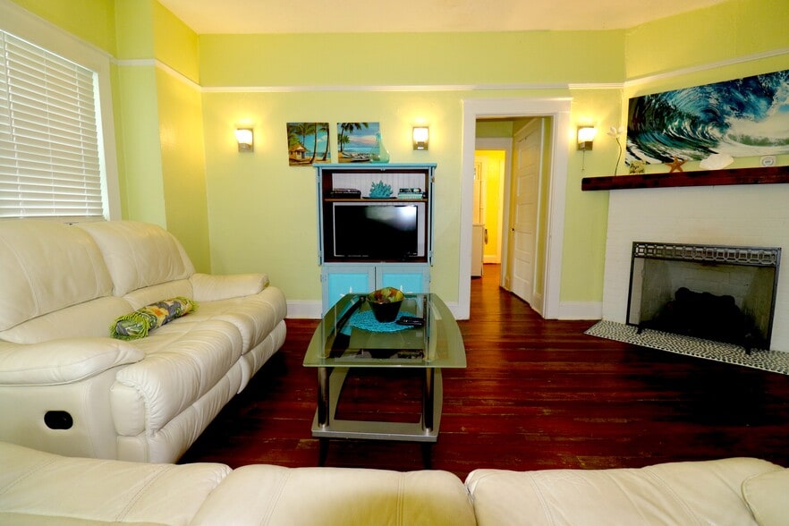 Building Photo - 2016 Hallwood Pl