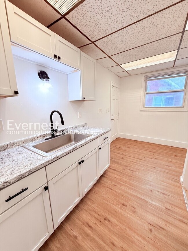 Building Photo - Charming Home with Fenced Yard & Hookups / 3 Beds & 1 Bath / Voucher Accepted / Pets Not Allowed ...