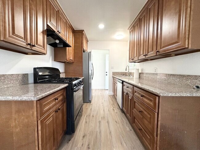 Building Photo - Beautiful three bedroom two bath home in Roseville!!
