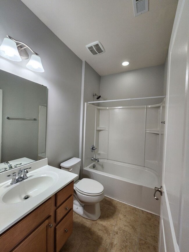 Building Photo - 4 Bedroom Cary Townhome! Great Location, N...