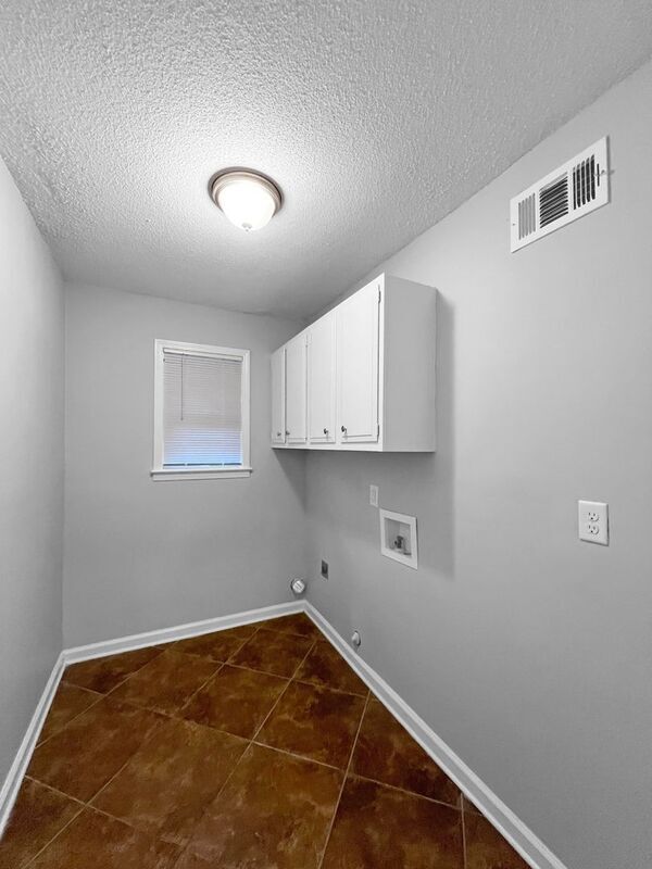 Building Photo - 5357 Queen Anne Dr