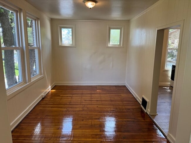 Building Photo - 3 Bedroom Semi-Detached  Home