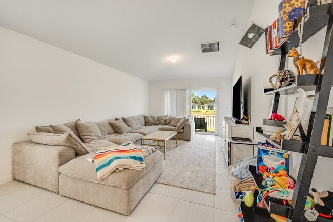 Building Photo - 3/2 in gated Tillman Lakes!