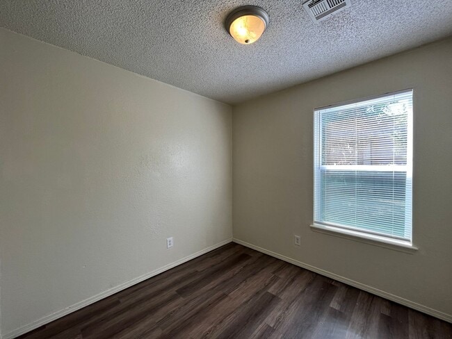 Building Photo - 3 Bedroom duplex!!