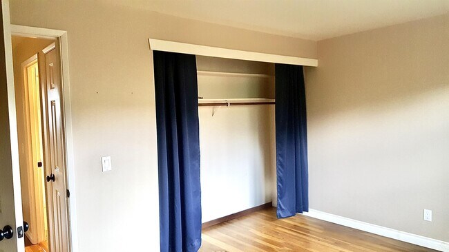 Building Photo - 13806 NE Fremont Ct