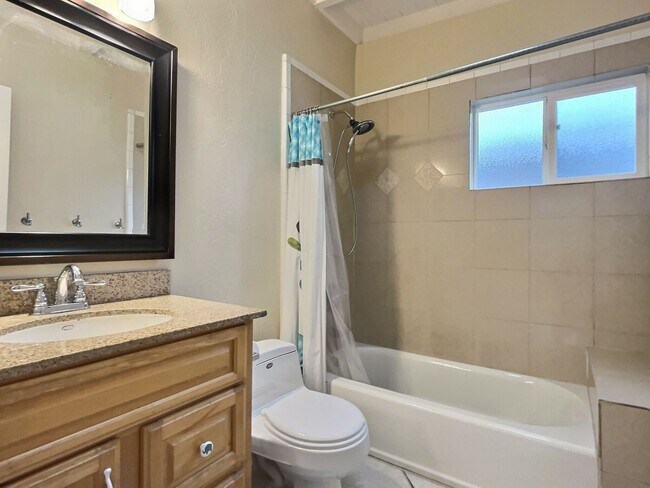 Building Photo - 5 BD / 4 BA - Stunning Mountain View Home ...