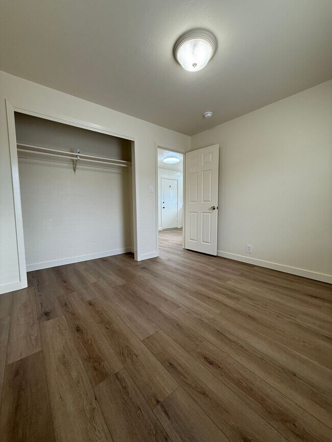 Building Photo - 622 Tamarack Ln