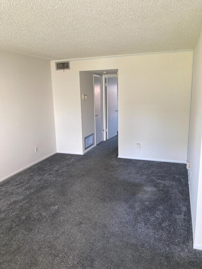 Building Photo - 49 Woodland Dr