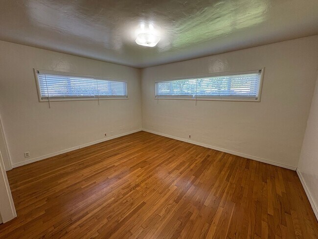 Building Photo - Visalia 2 Bed 2 Bath available now.