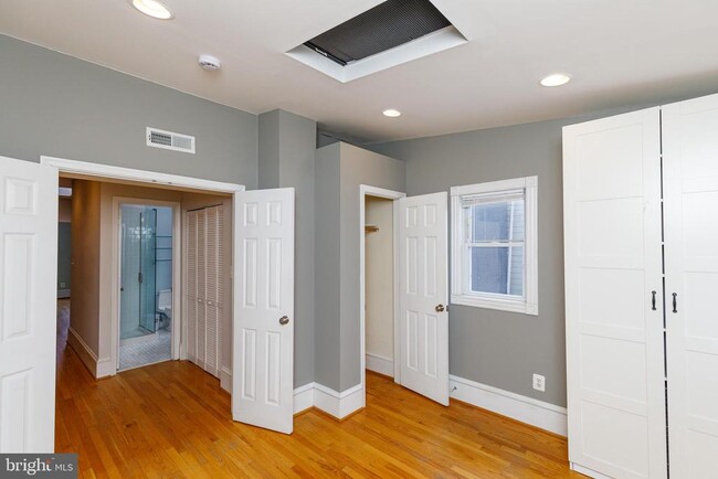 Building Photo - 809 Kentucky Ave SE