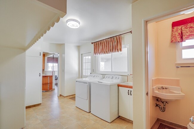 Building Photo - Charming Farmhouse Retreat in Northwest Bakersfield!