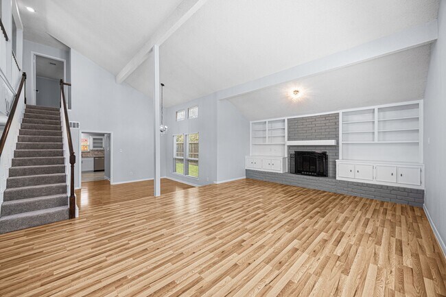 Building Photo - 2926 Meadowcreek Dr