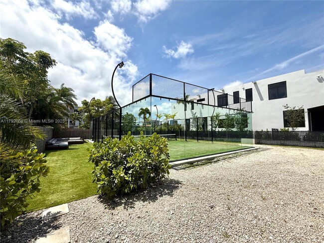 Building Photo - 900 S Shore Dr