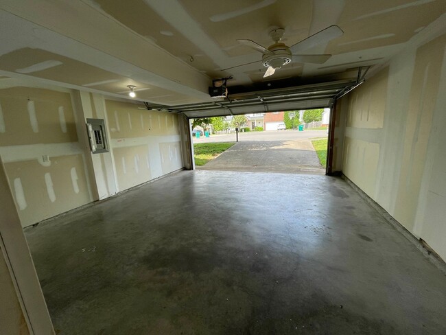 Building Photo - Spring Hill Gem in a Wonderful Location!