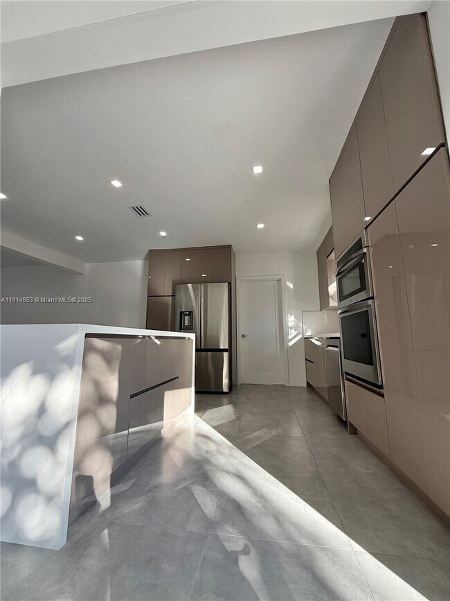 Building Photo - 12615 N Miami Ave