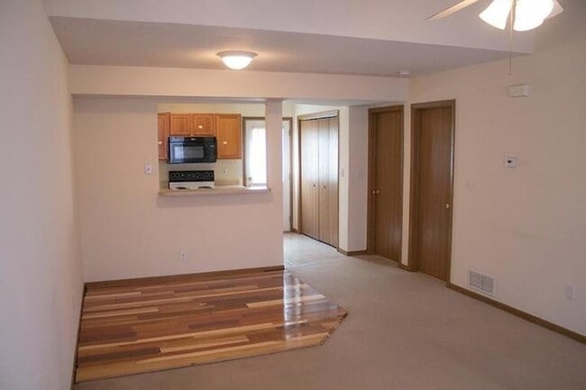 Building Photo - 4/Bed - 3/Bath