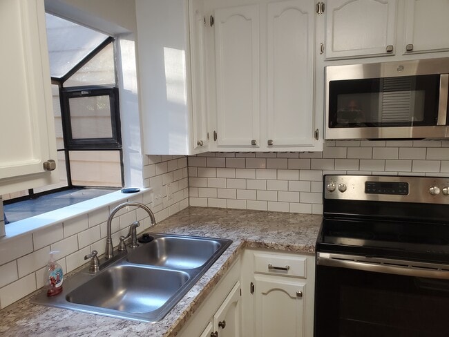 Building Photo - 422 Longwood Ct