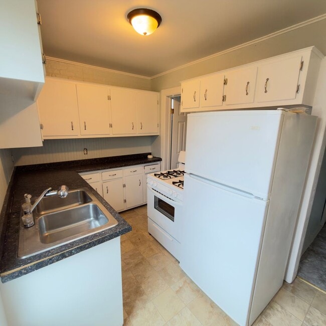 Building Photo - 1555 Broadway Ave NW