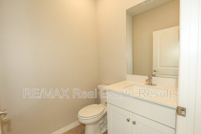 Building Photo - 1405 SW Poigai Wy