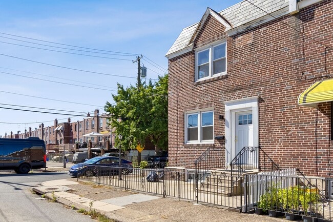 Building Photo - Wow! South Philly Modern 3 Bed 2 Bath Home! Yard! Central Air! W/D! H/W Floors! Gorgeous!