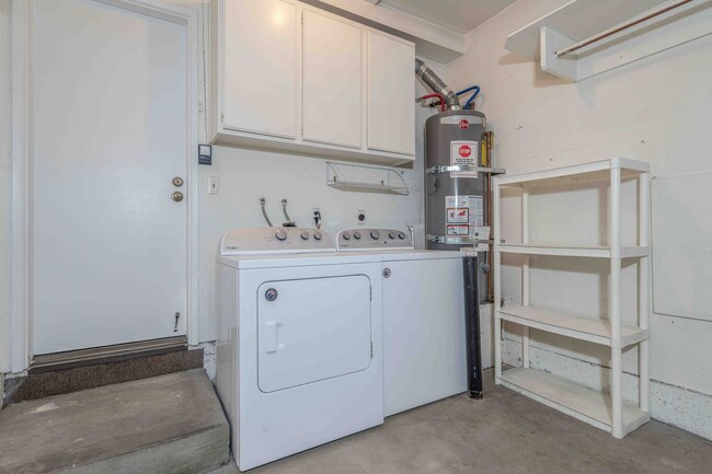 Building Photo - Conveniently located 2 Bedroom Condo in Bu...