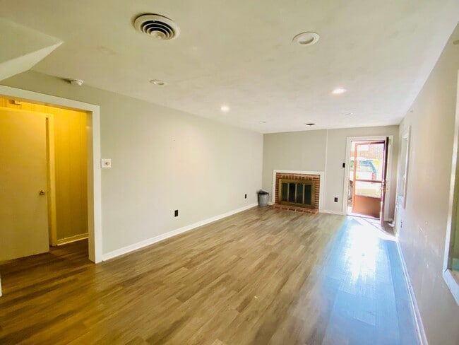 Building Photo - Beautiful and Spacious 4bdrm/2.5bth Tri-Le...