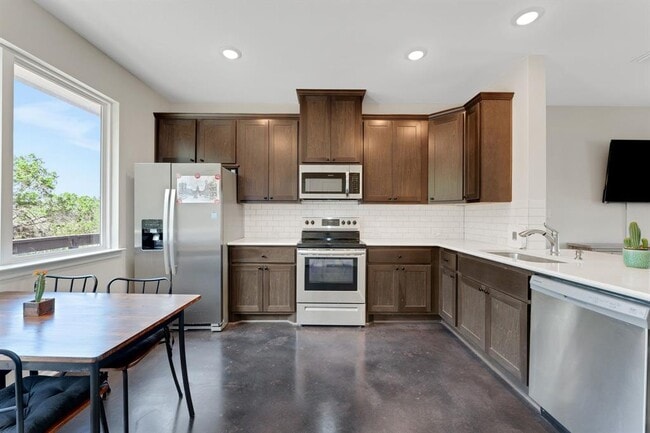 Building Photo - 1089 Hidden Hills Dr