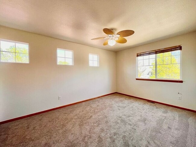 Building Photo - Beautiful 4 bed/ 3 bath Home with Office!