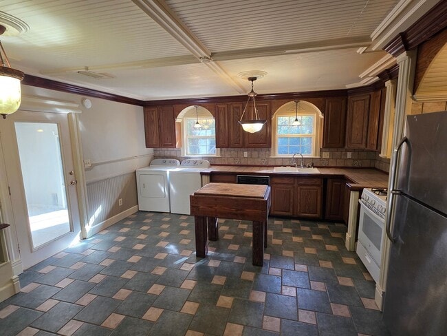 Building Photo - Charming 3 bedroom close to campus and I49