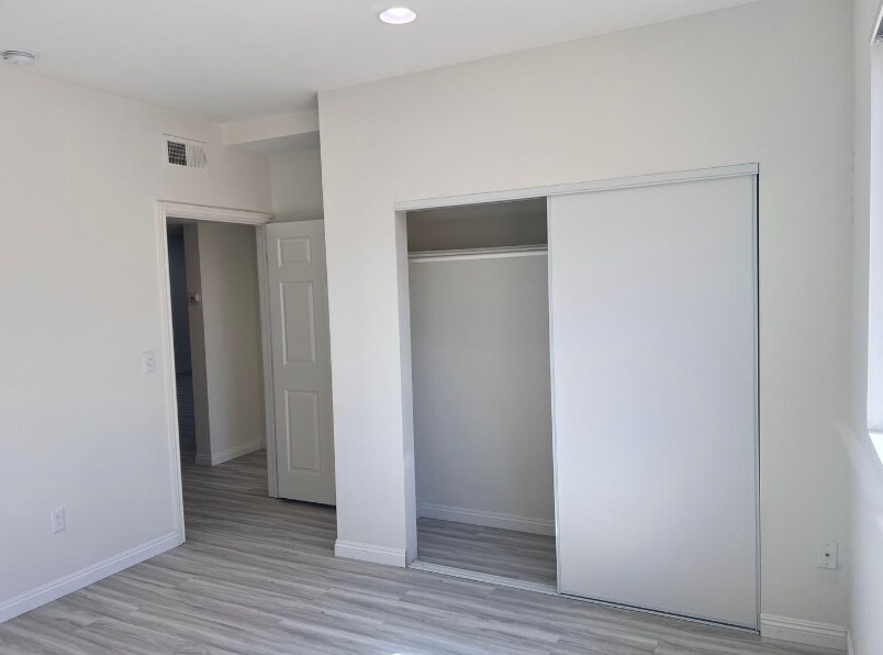 Building Photo - 6829 Simpson Ave