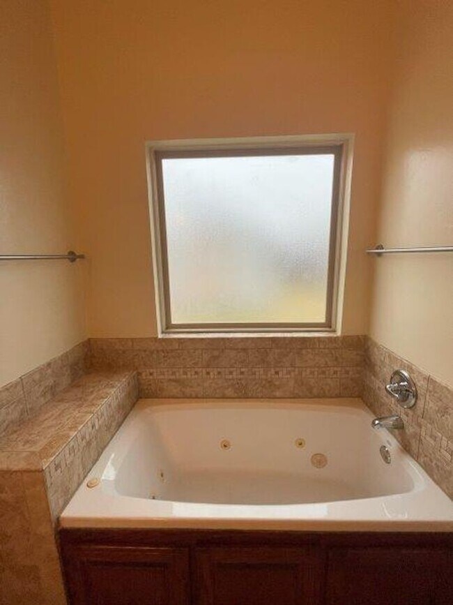 Building Photo - 3 bed plus office with storm shelter in Moore Schools!