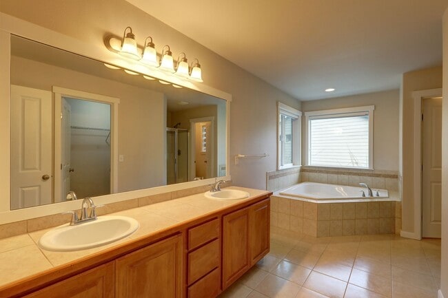 Building Photo - Well Maintained House Tucked Away on Dead-End Street Available!