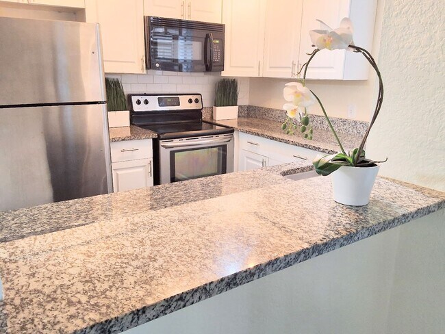 Primary Photo - Beautiful Remodeled First Floor 2/2 Condo ...