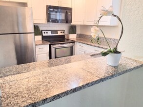 Building Photo - Beautiful Remodeled First Floor 2/2 Condo ...