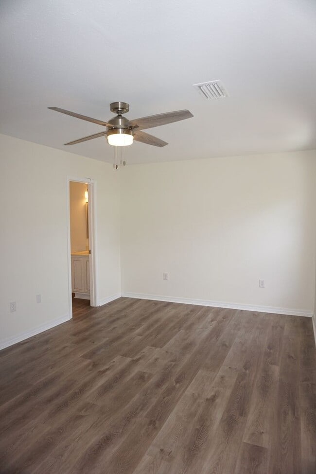 Building Photo - Two Bedroom Townhome in FWB