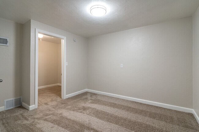Building Photo - 3 Bedroom Home Available Now!