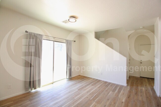 Building Photo - 3813 E Santa Fe Ln