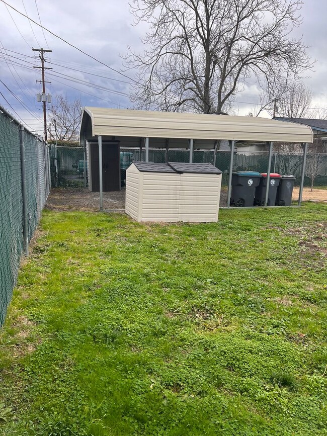 Building Photo - Single Family 2 Bedroom 1 Bath Home on Large Fenced Lot