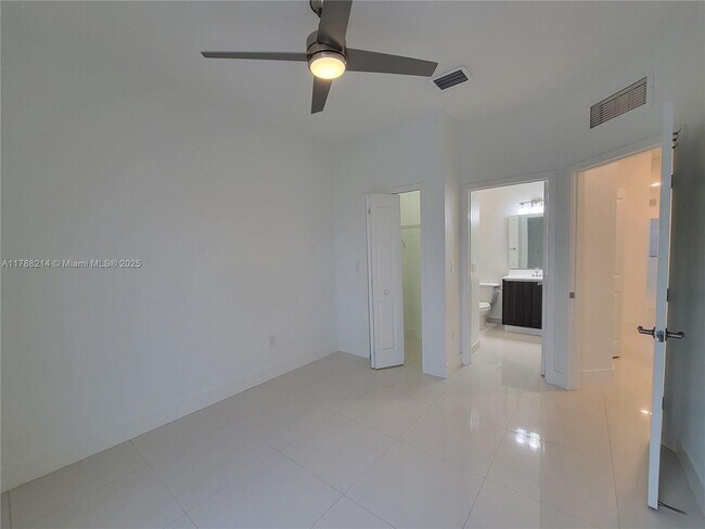 Building Photo - 492 SW 91st Pl