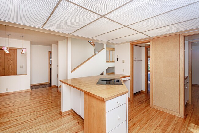 Building Photo - 1424 Bradford Dr